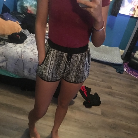 Patterned Comfy Shorts (Size M) - Picture 3 of 3